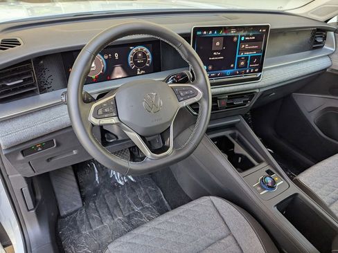 Certified 2025 Volkswagen Tiguan SE FWD image 9
