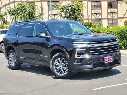 Used 2024 Chevrolet Traverse LT FWD image 2