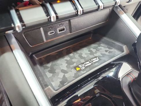 Used 2025 Chevrolet Colorado Z71 w/ Technology Package image 35