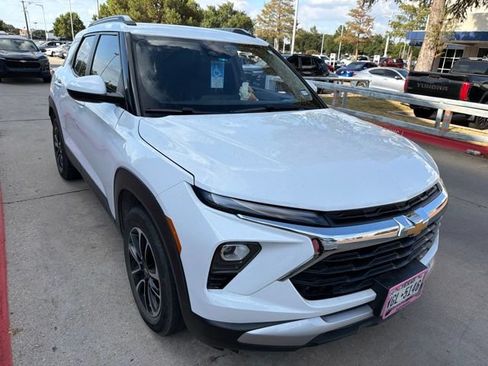 Used 2025 Chevrolet TrailBlazer LT w/ LT Cold Weather Package FWD image 3