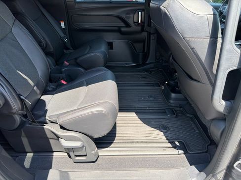 Used 2025 Toyota Sienna Limited AWD/4WD image 25