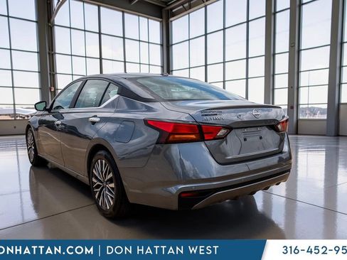 Used 2025 Nissan Altima 2.5 SV FWD image 32