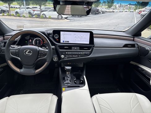 Used 2024 Lexus ES 300h w/ Accessory Package (Z2) FWD image 29