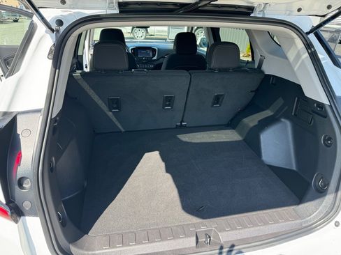 Used 2024 GMC Terrain SLE image 8