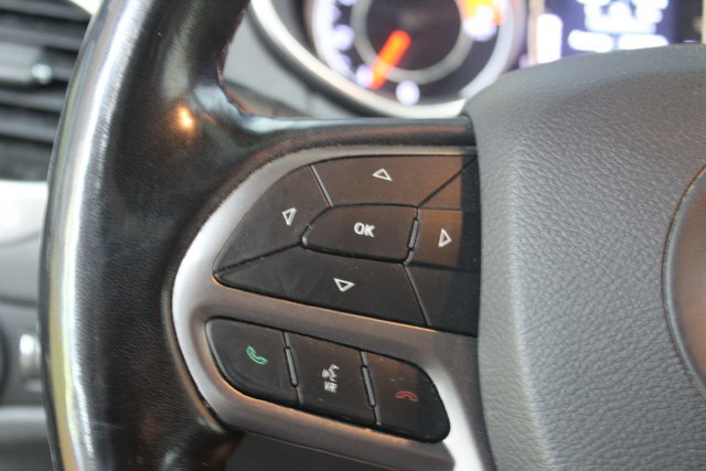 Used 2019 Jeep Cherokee Latitude w/ Cold Weather Group FWD image 16