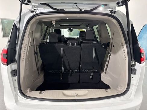 Used 2023 Chrysler Pacifica Limited FWD image 11