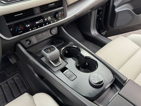 Used 2024 Nissan Rogue SV w/ SV Premium Package image 27