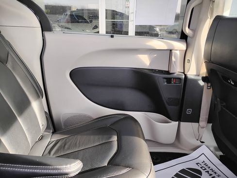 Used 2022 Chrysler Pacifica Touring-L image 21