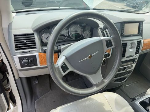 Used 2009 Chrysler Town & Country Limited w/ Entertainment Group #3 FWD image 8