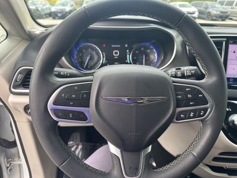 Used 2023 Chrysler Pacifica Touring-L FWD image 18