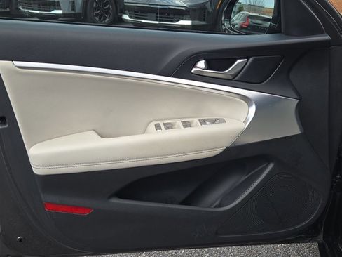 Used 2025 Genesis G70 2.5T image 19