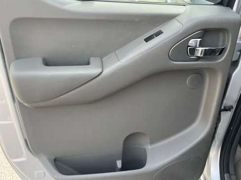 Used 2012 Nissan Frontier SL w/ Moonroof Pkg image 16