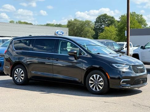 Used 2023 Chrysler Pacifica Touring-L FWD image 29