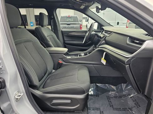 New 2025 Jeep Grand Cherokee Laredo X w/ Luxury Tech Group I image 15