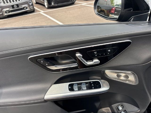 Used 2025 Mercedes-Benz GLC 350e 4MATIC image 14