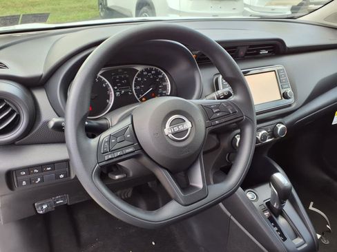 New 2025 Nissan Kicks Play S image 5