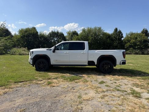 Used 2026 GMC Sierra 2500 AT4 w/ AT4 Preferred Package AWD/4WD image 2
