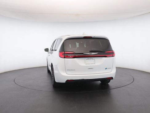 Used 2022 Chrysler Pacifica Touring-L image 24
