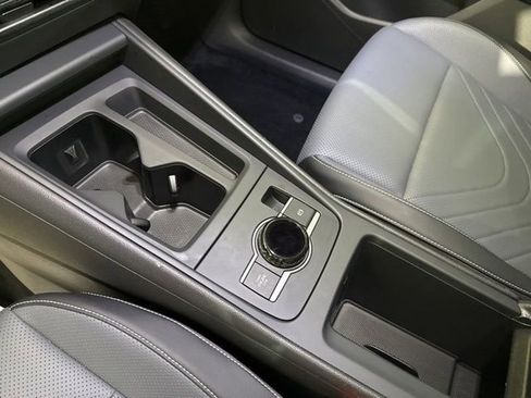 Used 2025 Volkswagen Tiguan SE image 24