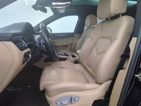 Used 2023 Porsche Macan Turbo image 5