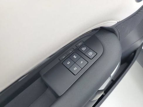 Used 2025 Land Rover Discovery S AWD/4WD image 22
