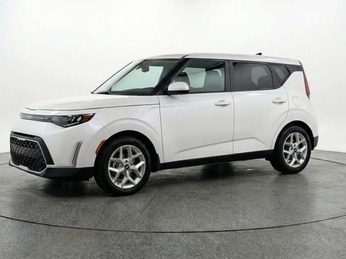 Used 2025 Kia Soul LX w/ LX Technology Package image 3