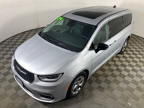 Used 2024 Chrysler Pacifica Limited FWD image 19
