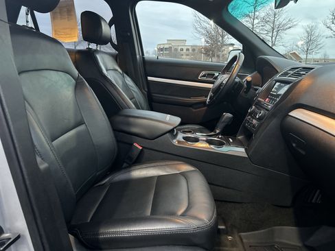 Used 2017 Ford Explorer XLT w/ Equipment Group 202A image 31