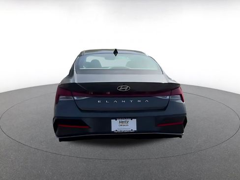 Used 2025 Hyundai Elantra SEL image 12