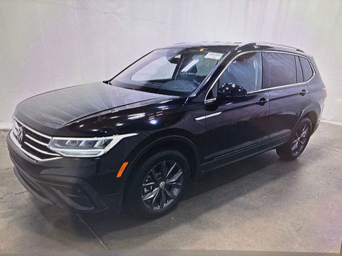 Used 2024 Volkswagen Tiguan SE FWD image 1
