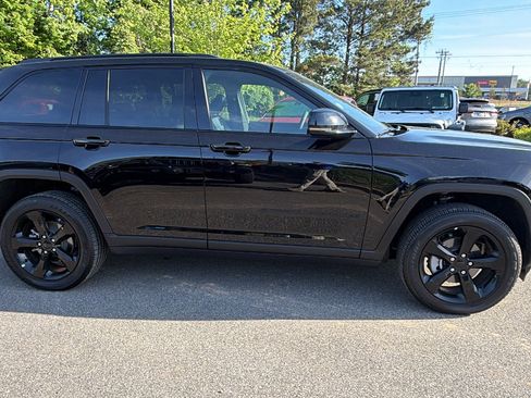 Used 2025 Jeep Grand Cherokee Altitude AWD/4WD image 7