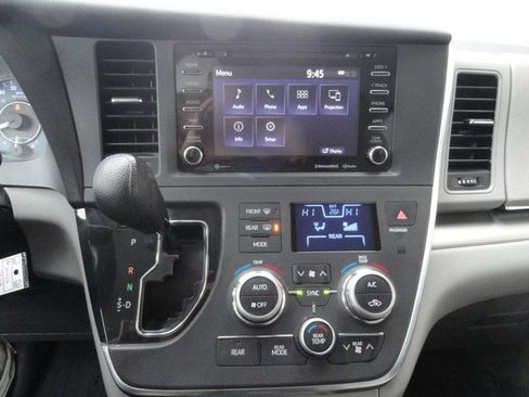 Used 2019 Toyota Sienna LE image 17