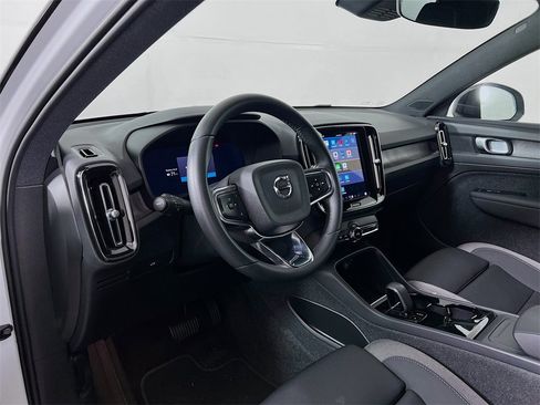 Used 2023 Volvo XC40 Recharge Core image 9