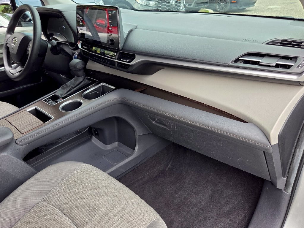 Used 2024 Toyota Sienna LE FWD image 18