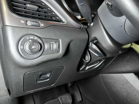 Used 2019 Jeep Cherokee Latitude Plus FWD image 25