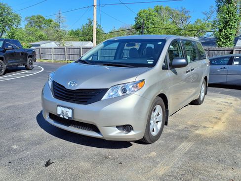 Used 2017 Toyota Sienna L image 29