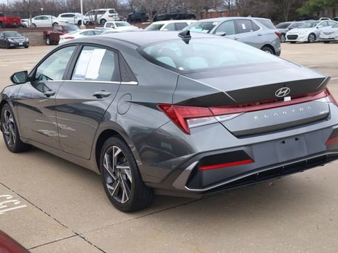 Used 2025 Hyundai Elantra Limited image 6