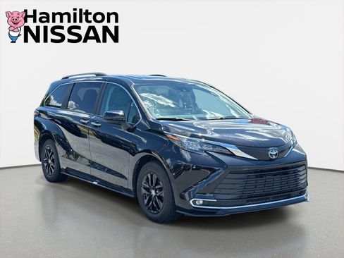 Used 2024 Toyota Sienna XLE FWD image 1