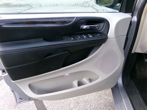 Used 2016 Chrysler Town & Country Touring image 12