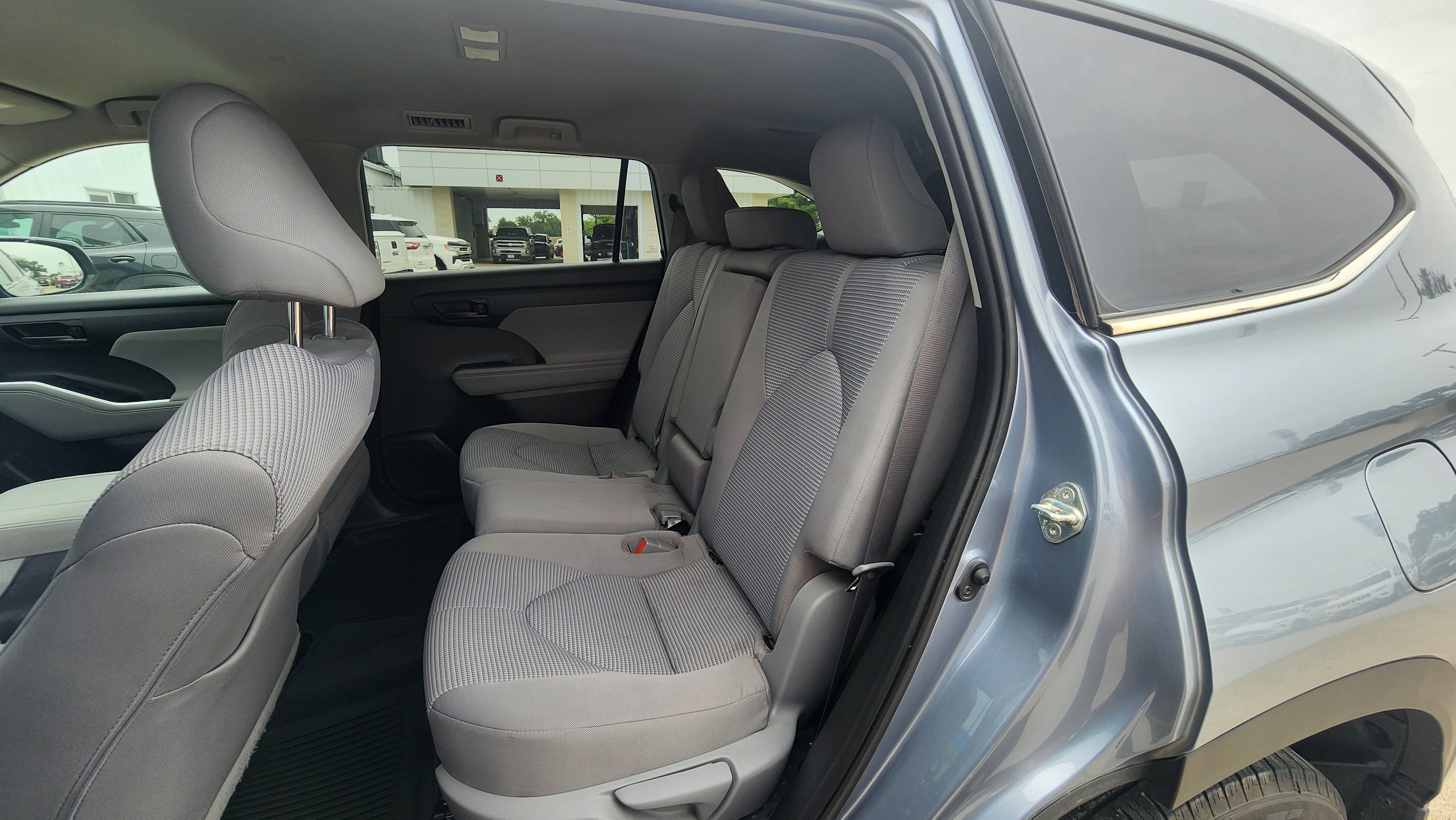 Used 2020 Toyota Highlander LE AWD/4WD image 18