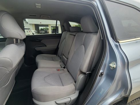 Used 2020 Toyota Highlander LE AWD/4WD image 18