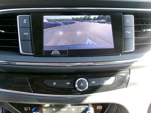 Used 2021 Buick Enclave Essence image 17