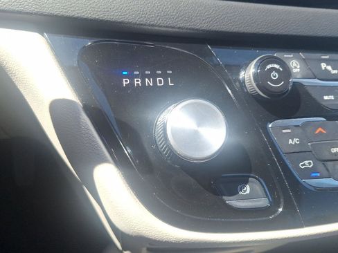 Used 2023 Chrysler Pacifica Touring-L FWD image 29