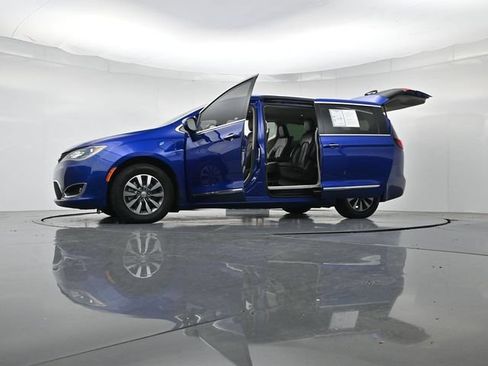 Used 2020 Chrysler Pacifica Limited FWD image 59