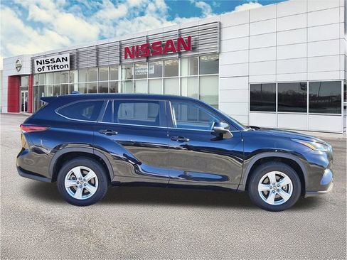 Used 2024 Toyota Highlander LE image 3