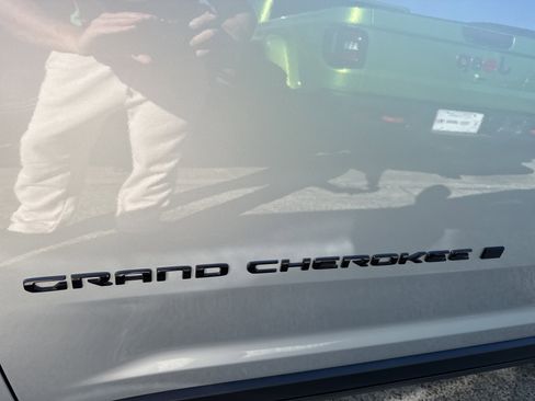 New 2025 Jeep Grand Cherokee Altitude image 11