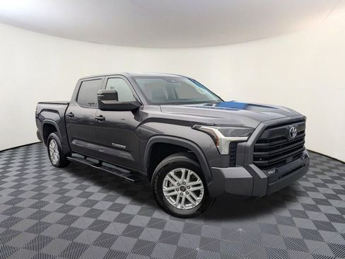 Used 2022 Toyota Tundra SR5 w/ SR5 Convenience Package AWD/4WD image 1