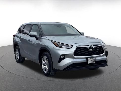 Used 2025 Toyota Highlander LE image 3