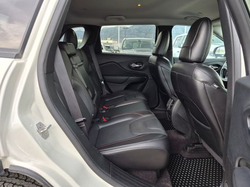 Used 2019 Jeep Cherokee Trailhawk AWD/4WD image 30