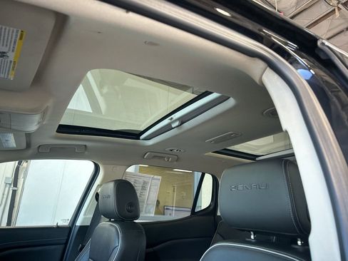 Used 2023 GMC Acadia Denali w/ Denali Ultimate Package image 5